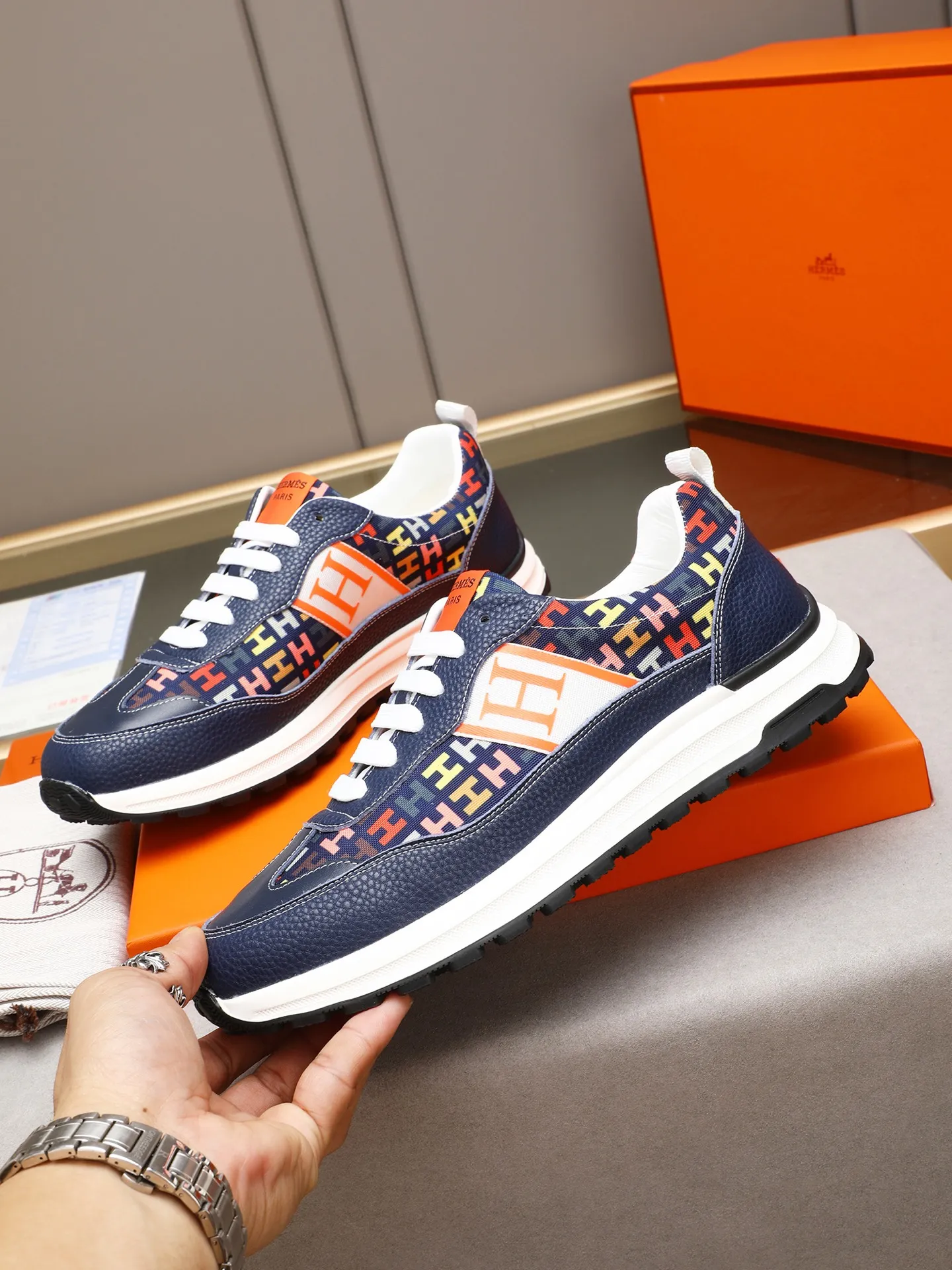 📛📛📛Men's shoes💰P400 (Hermes)🆕Men's color-blocked sneakers, with textured calfskin details. Spliced ​​with original cowhide, this shoe draws inspiration from the equestrian world, integrating technical details and practical functions. Breathable sheep lining, original combination outsole, high-end quality, and every detail is perfectly combined! Size: 38-44 (45 can be customized)